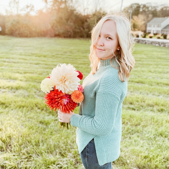 Meet your Posher, Alyssa - Picture 2 of 5